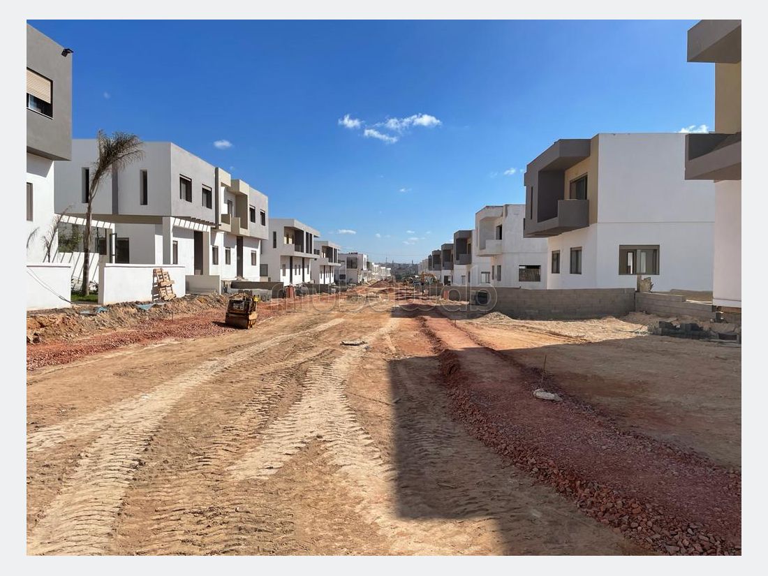 Jolie villa à vendre//piscine, jardin à bouskoura Mubawab